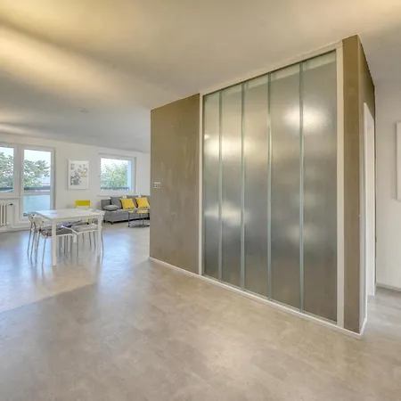 Apartman S Garazi Kousek Od Kolonady 아파트